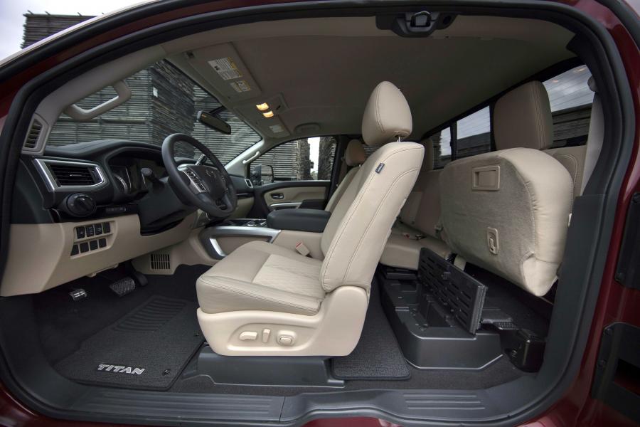 Интерьер Nissan Titan SV King Cab 2017 года  (фото 9 из 18)